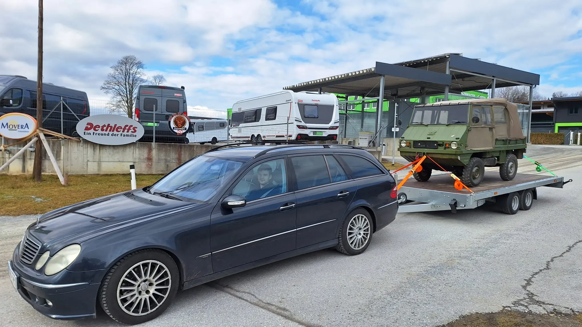 Anhänger mit Fahrzeug